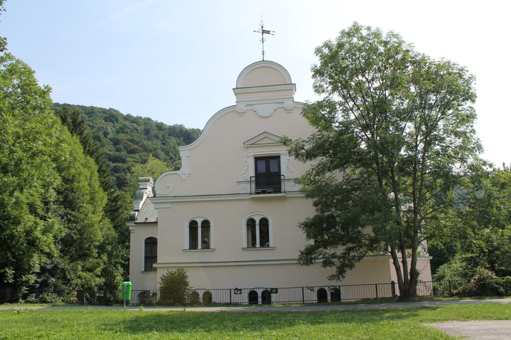 Tihányiovský kaštieľ_ Stredoslovenské múzeum Banssá Bystrica 1